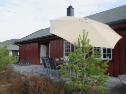 Terrasse mit Sonnenschirm am Ferienhaus