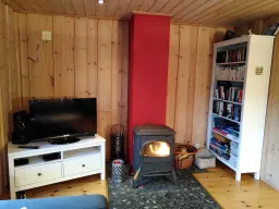 Gemütliche Kaminecke im Wohnzimmer mit Kaminofen und Bücherregal