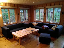 Wohnbereich mit Sofas und Blick zum Kamin