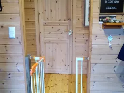 Sicherheitsgitter zwischen Wohnbereich und Treppe – ideal für Familien mit Kindern