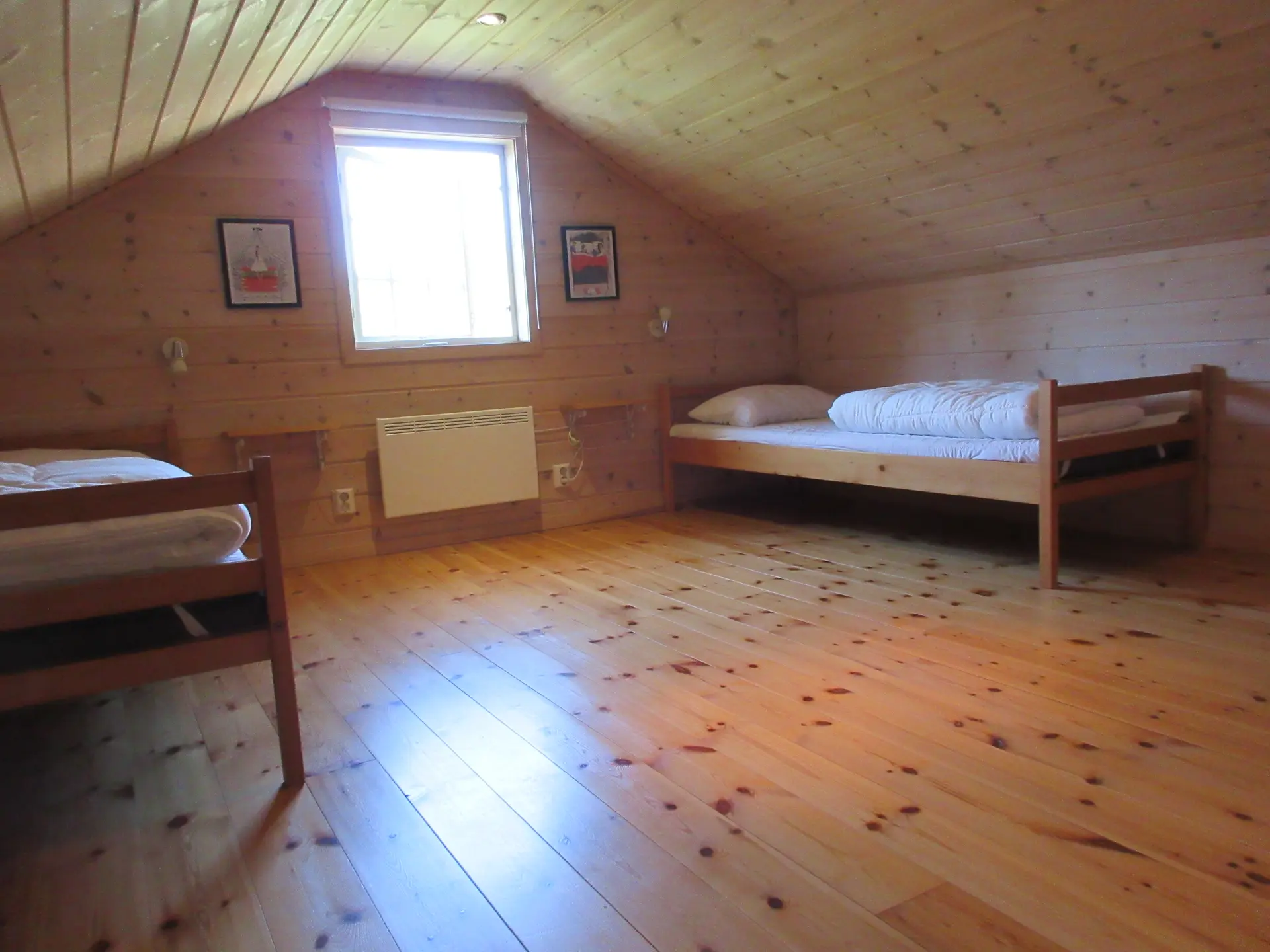 Schlafzimmer im Dachgeschoss links mit zwei Einzelbetten