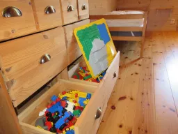 Schlafzimmer mit Spielzeug für Kinder