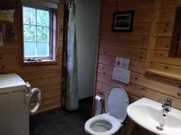 Badezimmer Übersicht mit Waschbecken und WC