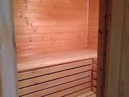 Finnische Sauna mit Aufgusseimer