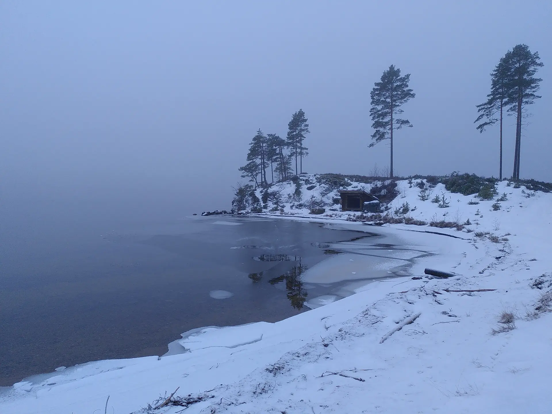 Verschneite Bucht Linstø nahe dem Ferienhaus in Vrådal