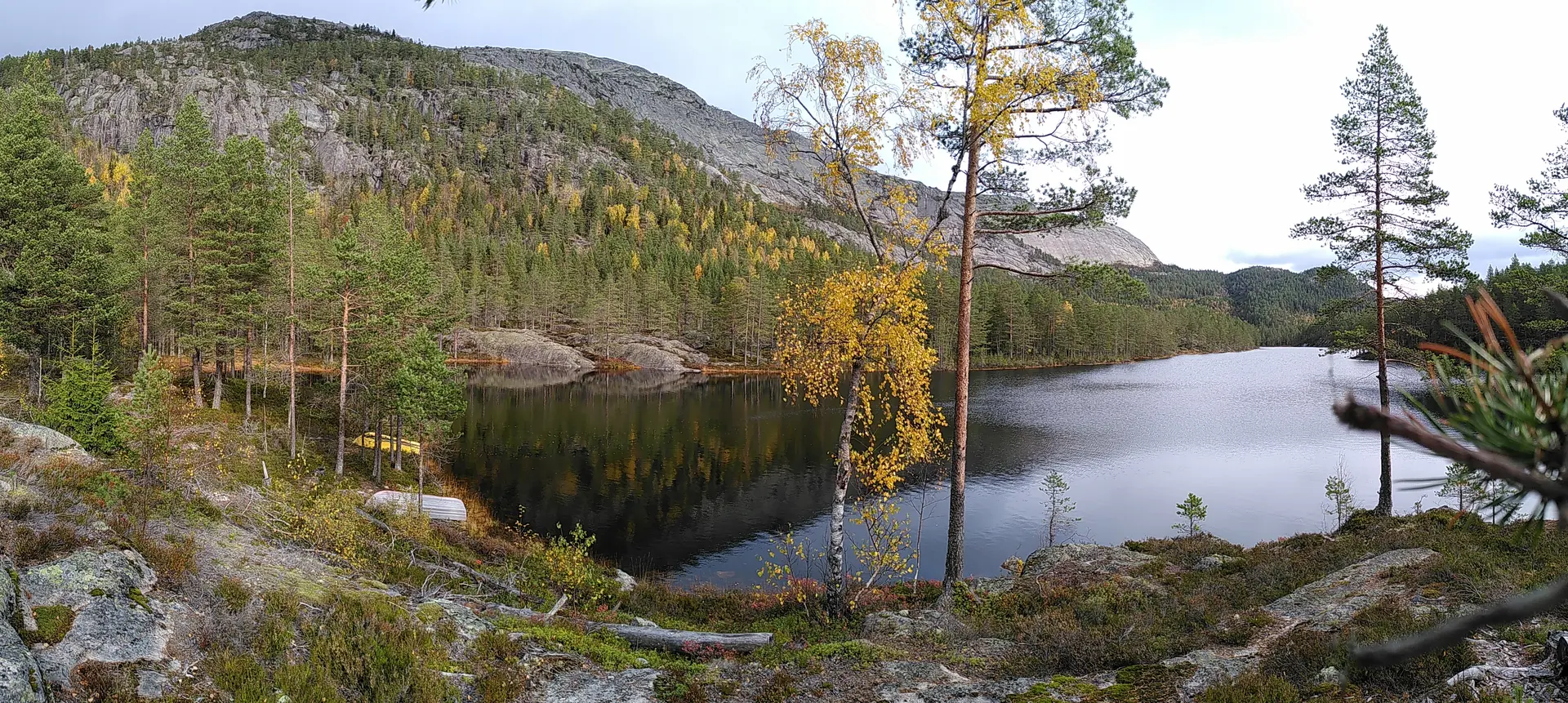 See Persvatn in der Frühlings-Wanderumgebung von Vrådal – Startpunkt vieler Touren