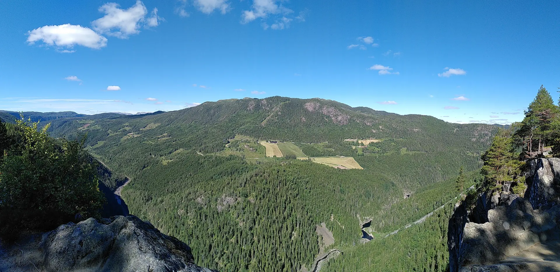 Aussichtspunkt Ravnejuv mit Blick über die herbstliche Telemark